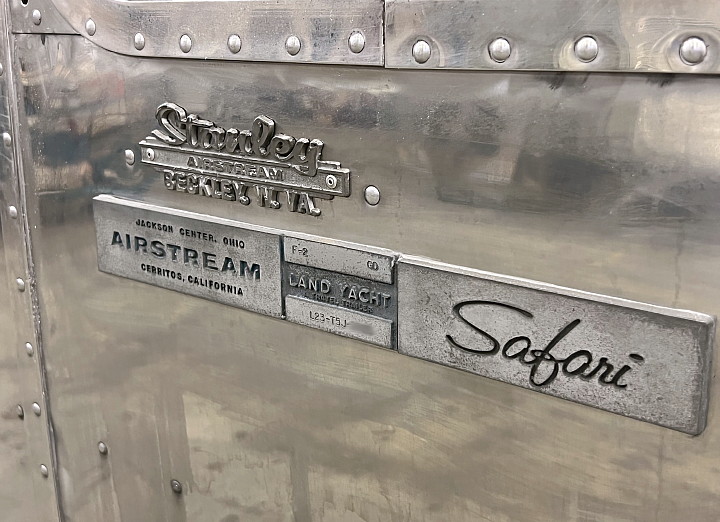 airstream_safari_1970er_pre_manufactured_emblem_plate.jpg