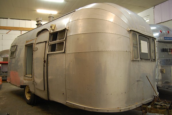 1952_airstream_flying_cloud_22ft_front.jpg