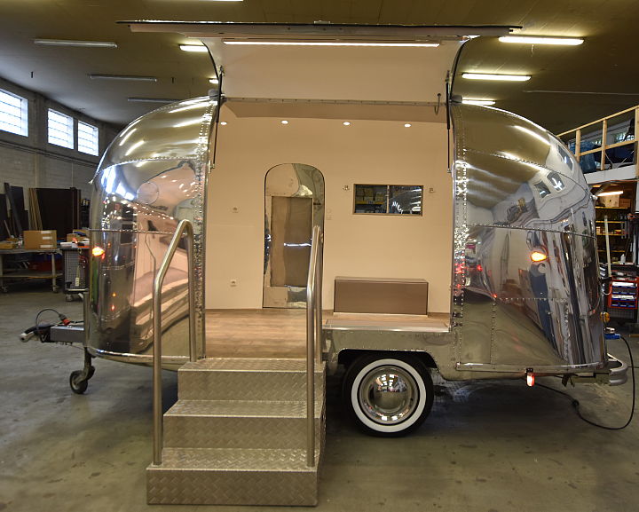 Airstream4u_bubble_event_lifestyle_mobile_stage.jpg