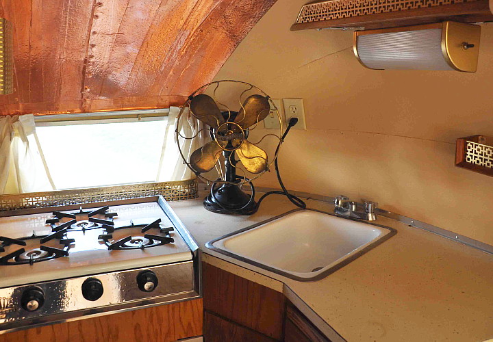 vintage_interior_airstream61_kitchenette.jpg