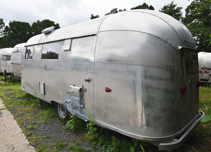 1960_airstream_space_liner_just_arrived_in_hamburg.jpg