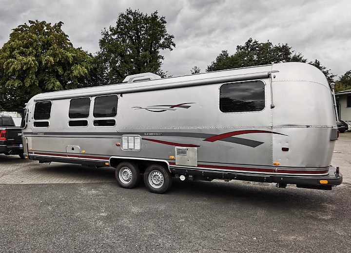 Airstream_Limited_30ft_1998_f.jpg