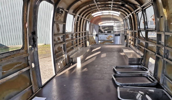 34ft_airstream_limited_1998_inside_empty.jpg