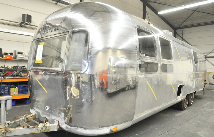 airstream_sovereign_1970s_in_polishing_process_a.jpg