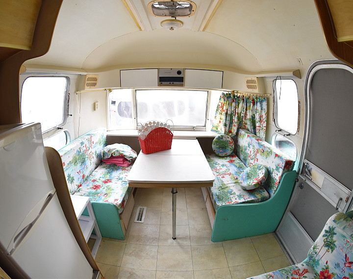 Airstream_Safari_1969_interior2.jpg