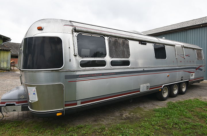 airstream_limited_34ft_1990s_c.jpg